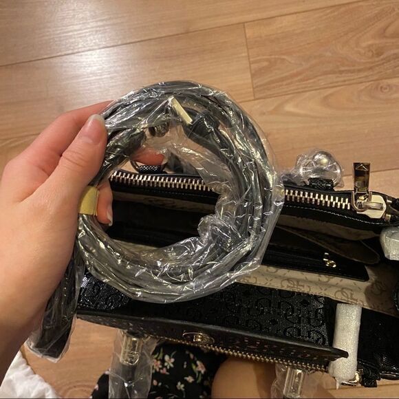 Black guess purse / handbag - Picture 5 of 14